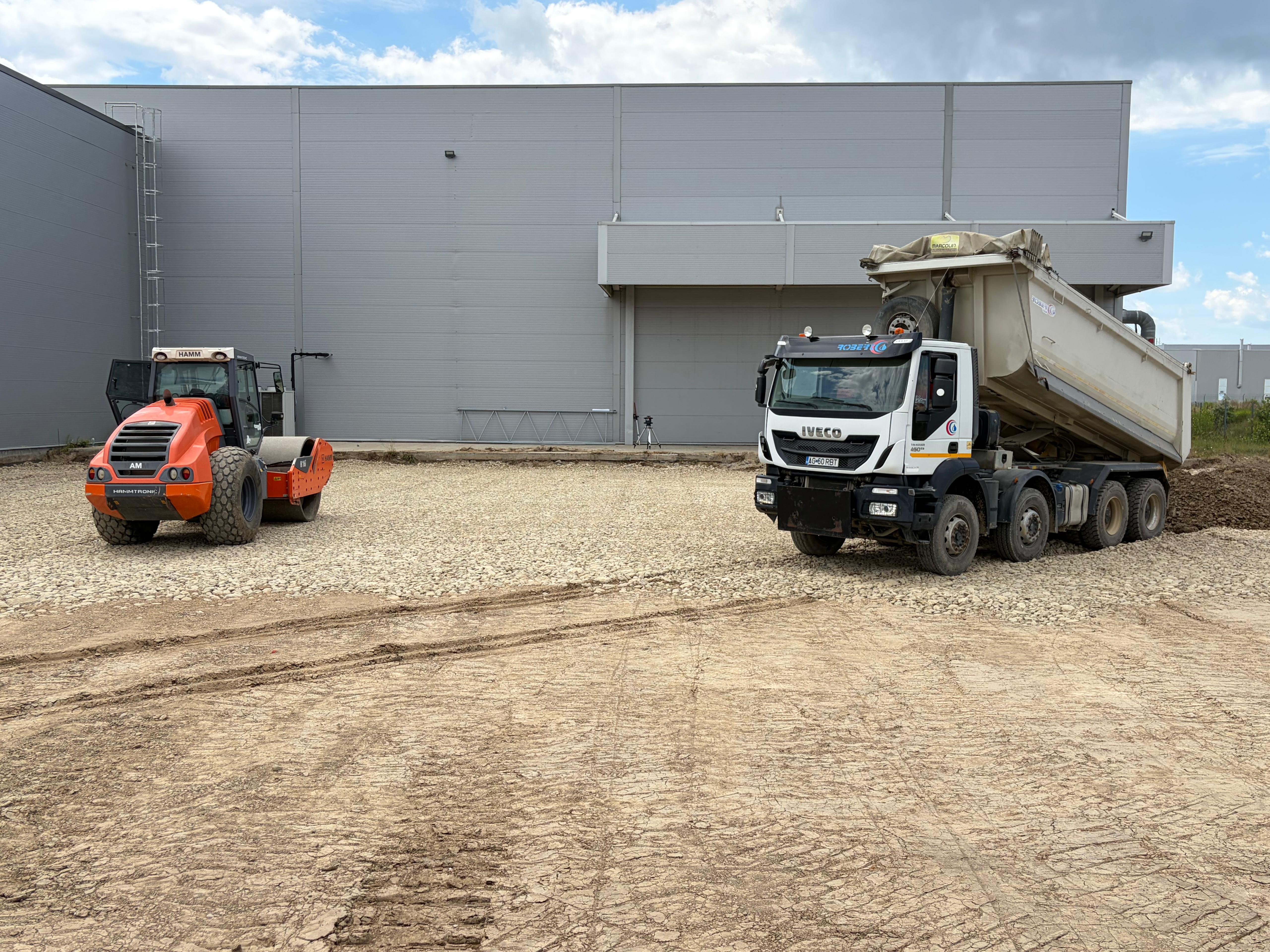 Transport utilaj – excavator JCB pe low-loader
